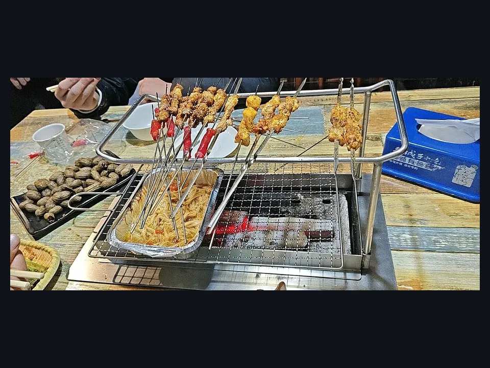 Referência visual de espetos dispostos em uma estação de churrasco