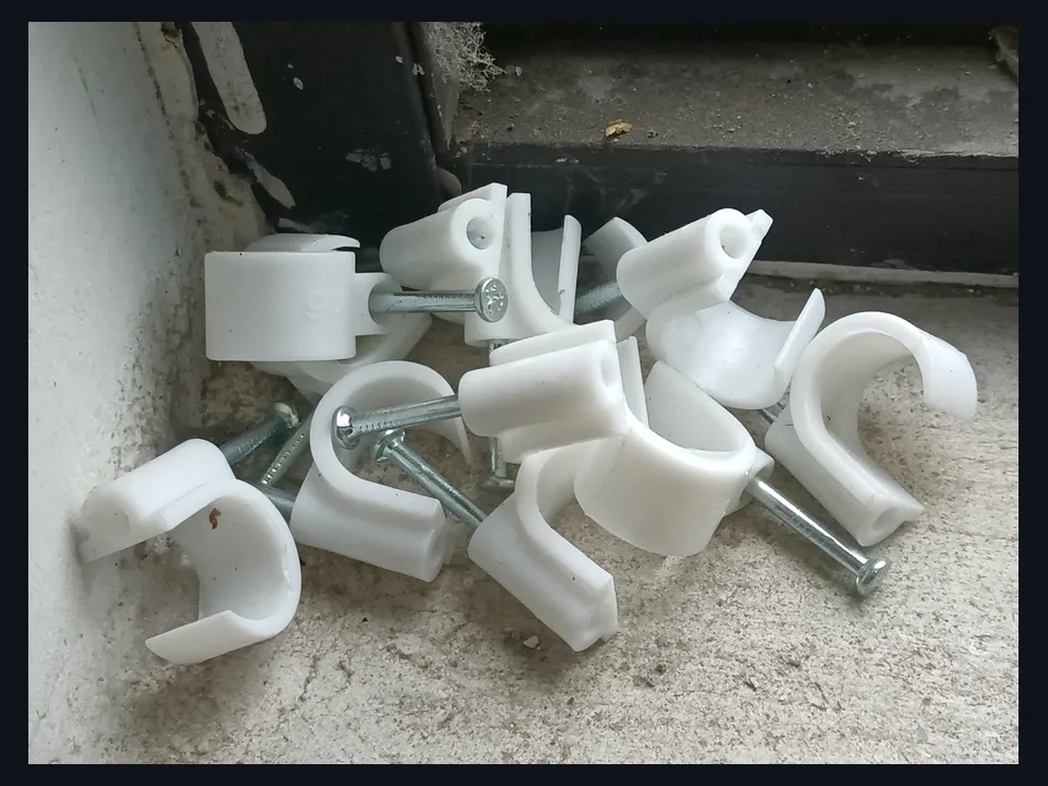 Referência visual de um organizador para cabos e fios sobre a mesa