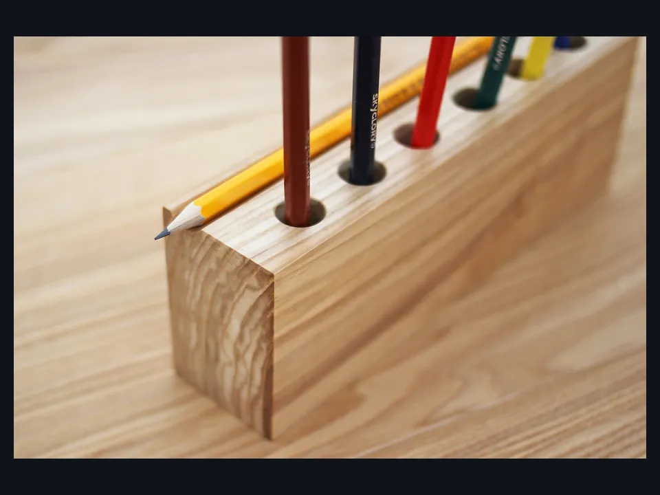 Referência visual de um organizador de mesa com compartimentos para pequenos objetos