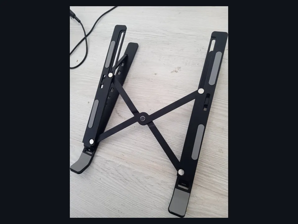 Referência visual de um suporte de mesa para notebook