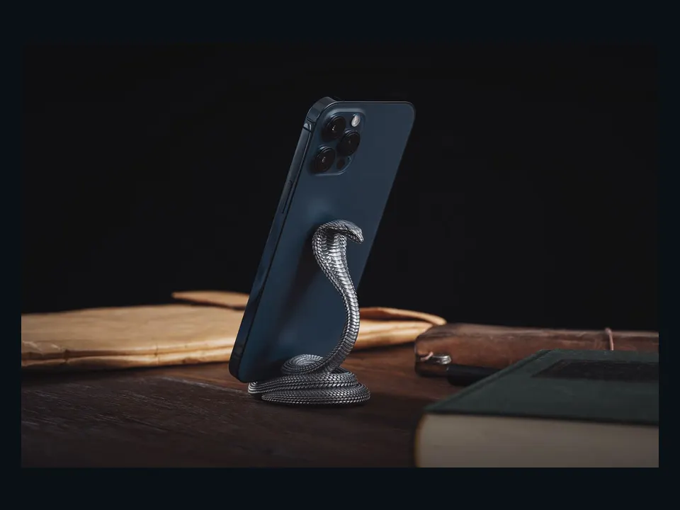 Referência visual de um celular apoiado em um dock de mesa