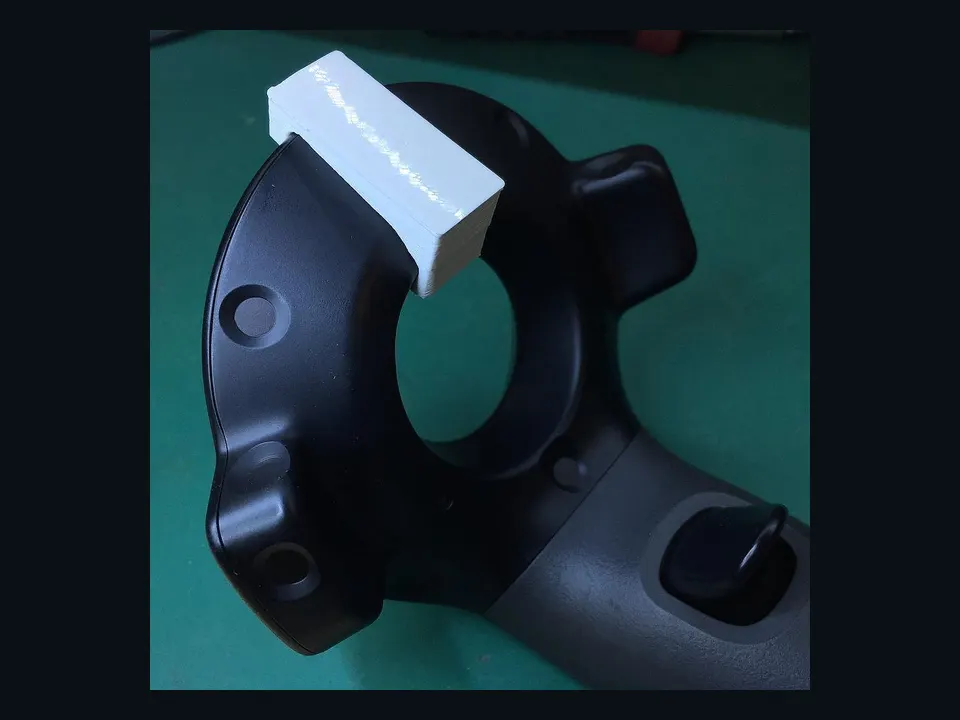 Referência visual de um controle de videogame apoiado em um suporte
