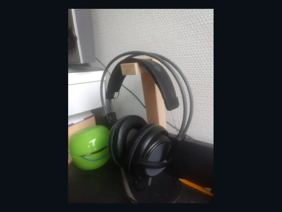 Referência visual de um fone de ouvido apoiado em um suporte de mesa