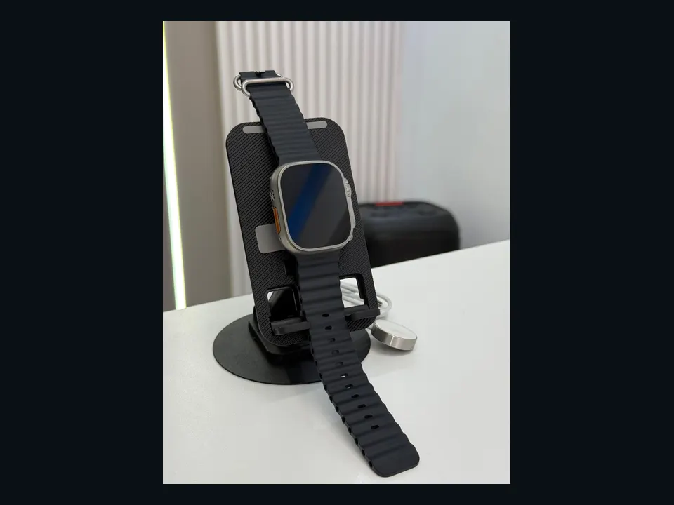 Referência visual de um smartwatch apoiado em um suporte de mesa