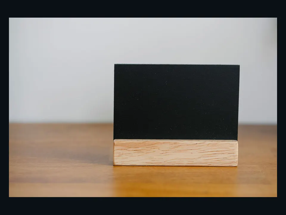 Referência visual de cartões acomodados em um porta-cartões personalizado